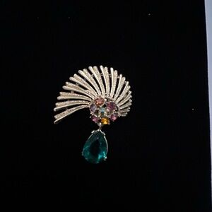 Vintage Elegant Silver and Green Brooch